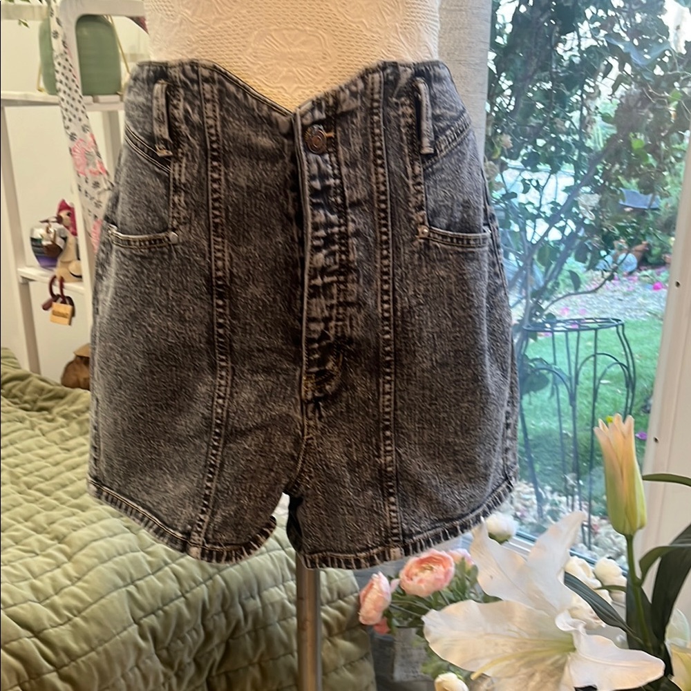 Gray high waisted stylish shorts by Kate Hudson